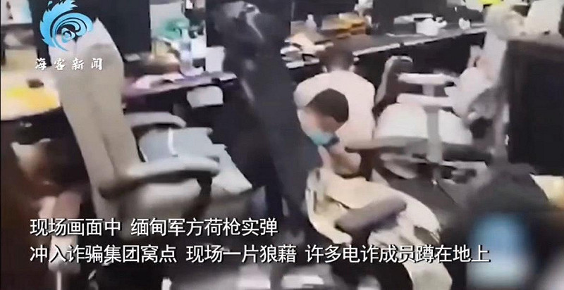  現場一片狼藉，許多電詐成員蹲在地上。 圖：翻攝自騰訊網 @海客軍事 