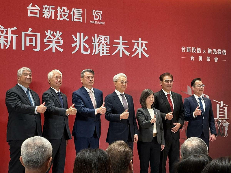 台新新光金控旗下子公司台新投信今（24）日正式完成合併，投信董事長由台新新光金控財務長賴昭吟（右三）出任，總經理為葉柱均（右一）。   圖：黃偉柏／攝影