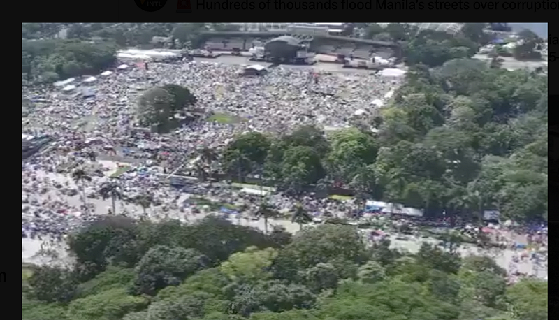  菲律賓（17 日）發生大規模抗議，民眾上街表達對於政府貪腐的不滿。 圖：翻攝自Sputnik 