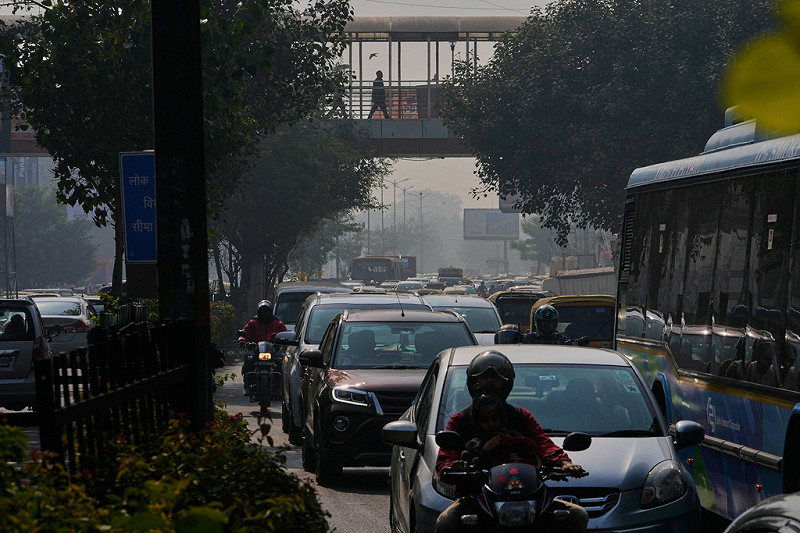 由工業排放、車輛廢氣、農民焚燒稻草及氣候因素共同導致的污染危機,對當地 2,000 萬居民造成威脅。 圖:達志影像/美聯社 由工業排放、車輛廢氣、農民焚燒稻草及氣候因素共同導致的污染危機,對當地 2,000 萬居民造成威脅。 圖:達志影像/美聯社