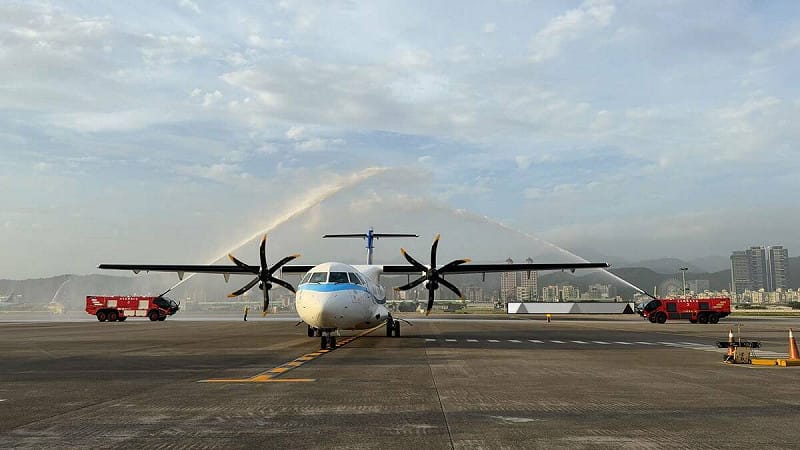 華信航空自購 ATR 新機國籍編號 B—16865，在法國土魯斯 ATR 原廠完成交機後，今年 11 月 24 日從法國出發，今（28）日下午 16:00 順利抵達台北松山機場。   圖：華信航空／提供