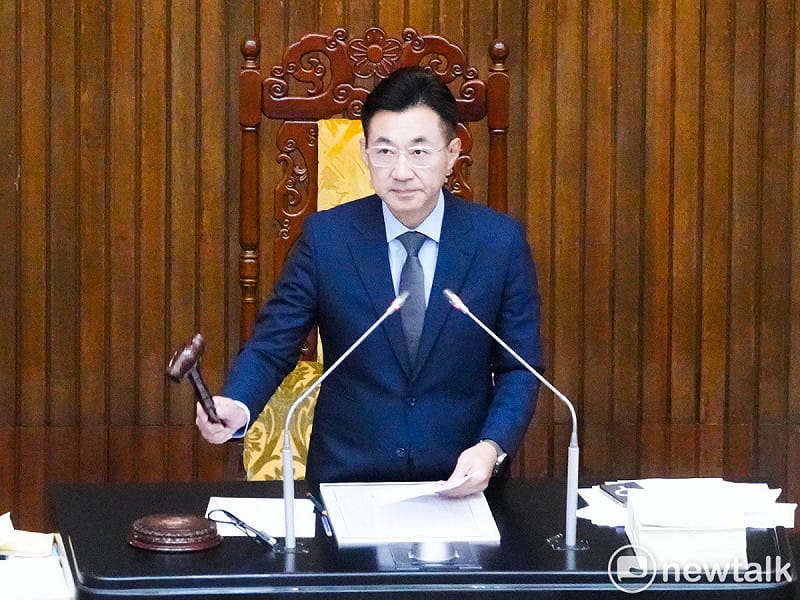 立法院副院長江啟臣在立院院會敲槌三讀通過職業安全衛生法部分條文修正草案。   圖：張良一/攝