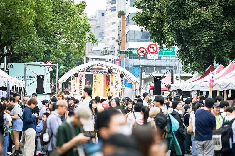 陳文成博士紀念基金會主辦的「人權辦桌、人權市集」今年邁入第10年，吸引逾千名民眾參與。   圖：陳文成基金會提供