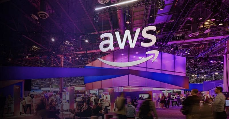  AWS 在 re:Invent 大會主會場以大型燈光招牌呈現品牌。 圖：翻攝自騰訊科技 