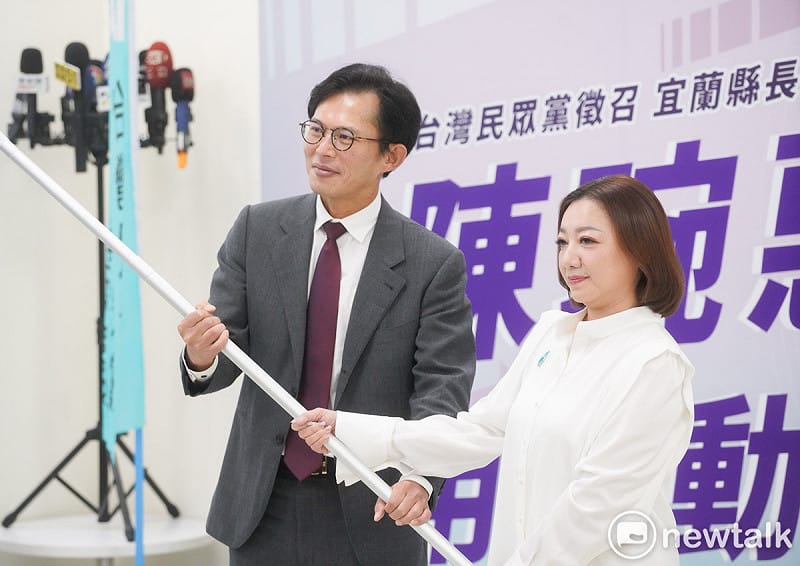 民眾黨宜蘭縣長參選人陳琬惠強調，藍白合作的原則與時序都不會改變，必須依既定三階段穩健推動，而非倉促談人選。圖為黨主席黃國昌授旗給陳琬惠。（資料照片）&nbsp;&nbsp;&nbsp;圖：張良一/攝