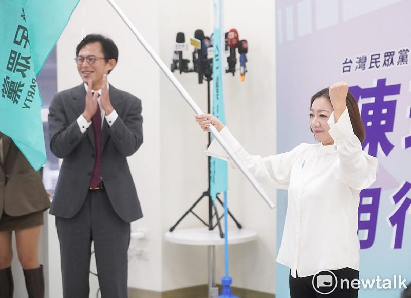 台灣民眾黨主席黃國昌舉行「用行動改變宜蘭！台灣民眾黨徵召陳琬惠參選宜蘭縣長記者會」。圖為黃國昌授旗給陳琬惠。   圖：張良一/攝