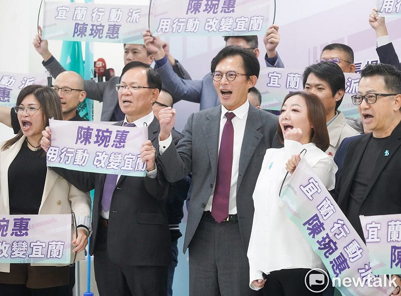 台灣民眾黨主席黃國昌舉行「用行動改變宜蘭！台灣民眾黨徵召陳琬惠參選宜蘭縣長記者會」。圖為黃國昌、陳琬惠等人呼口號。   圖：張良一/攝