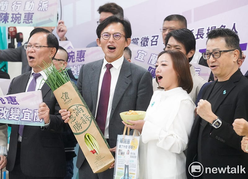 台灣民眾黨主席黃國昌舉行「用行動改變宜蘭！台灣民眾黨徵召陳琬惠參選宜蘭縣長記者會」。圖為黃國昌、陳琬惠等人呼口號。   圖：張良一/攝