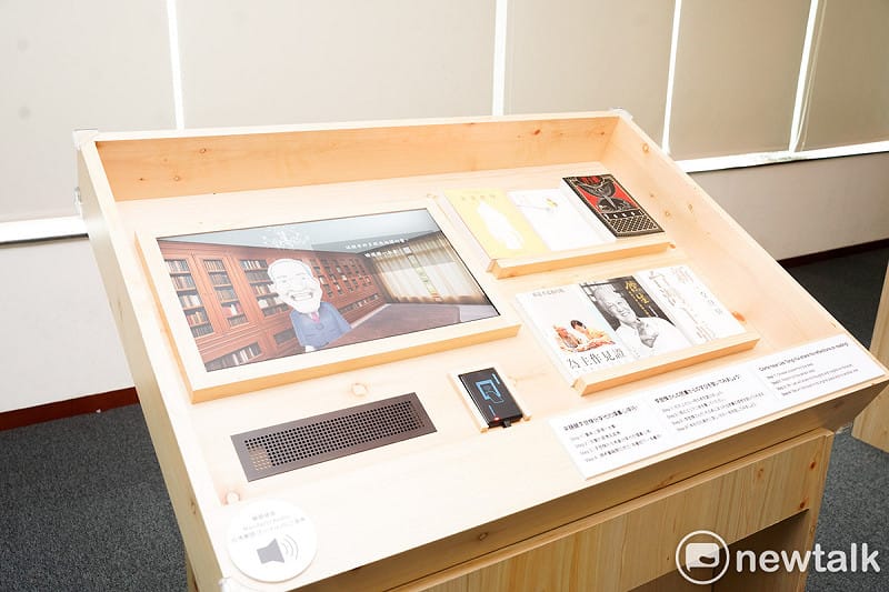 你可以拿著李登輝著作掃描，AI李登輝會利用聲音分享這本書的看法。   圖：張良一/攝