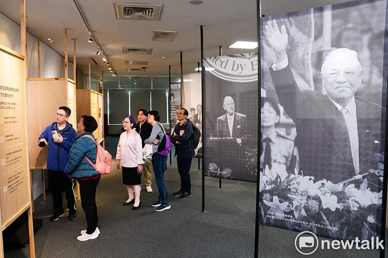 《NewTalk》新聞團隊以台灣當前時局以及中日交惡等當前時政話題詢問AI李登輝。 圖：張良一/攝 