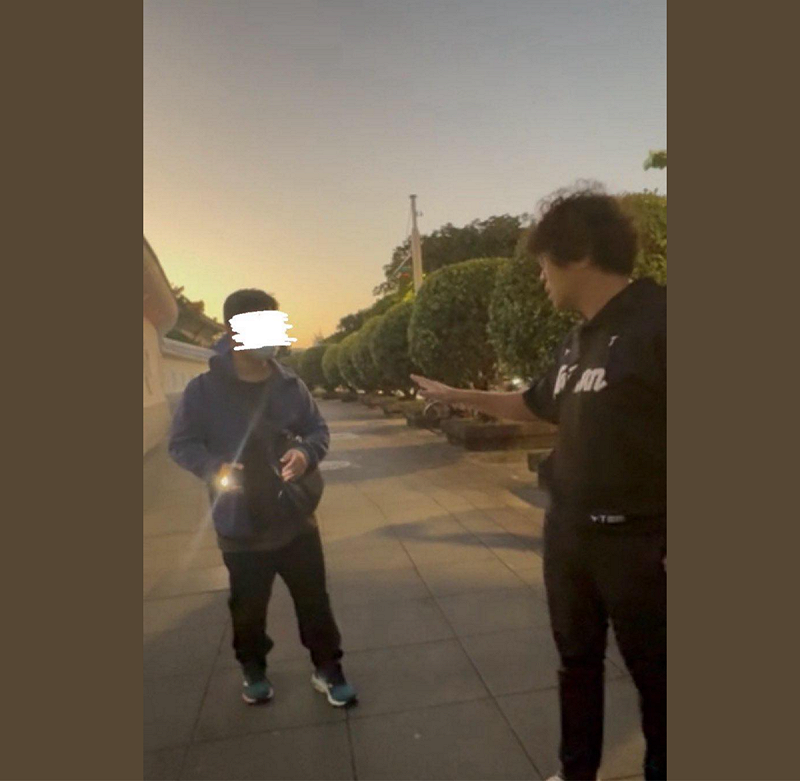 民進黨立委沈伯洋今（7）日發文表示，自己帶著女兒在國家音樂廳騎腳踏車。突然一名男子從一旁出現，持著手機以手電筒強光照著兩人，並嗆「為什麼做網軍？為什麼說中國全球追捕？」等字句；而沈伯洋也反問對方「去問習近平為何要追捕我」。   圖：擷取自沈伯洋臉書