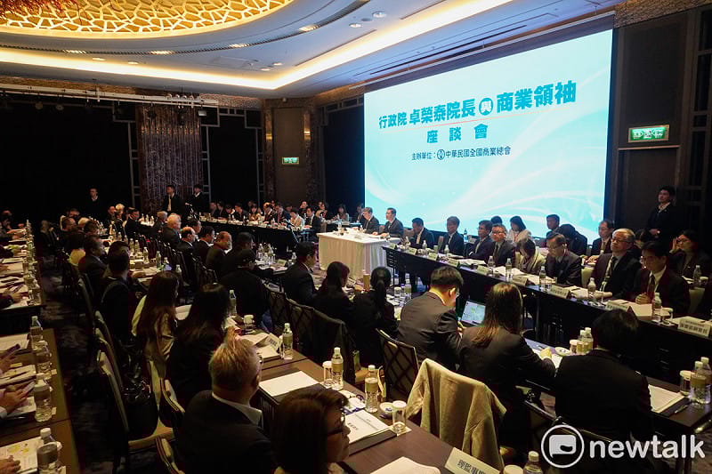 行政院長卓榮泰今（9）日率行政院祕書長張惇涵、財政部長莊翠雲等多個部會首長，出席商總舉辦的「行政院長卓榮泰與商業領袖座談會」。   圖：張良一/攝