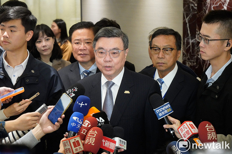 行政院長卓榮泰今（9）天率行政院祕書長張惇涵、財政部長莊翠雲等多個部會首長，出席商總舉辦的「行政院長卓榮泰與商業領袖座談會」，卓榮泰在會前受訪。   圖：張良一/攝