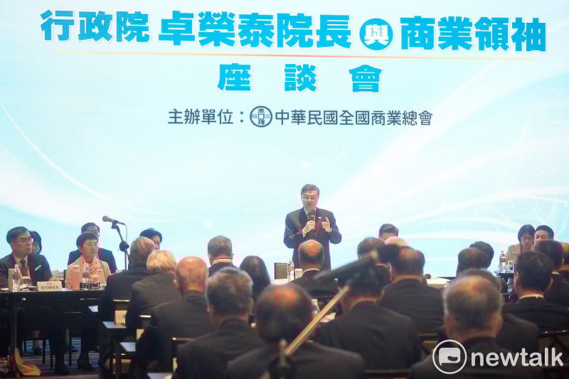行政院長卓榮泰今（9）天率行政院祕書長張惇涵、財政部長莊翠雲等多個部會首長，出席商總舉辦的「行政院長卓榮泰與商業領袖座談會」。   圖：張良一/攝