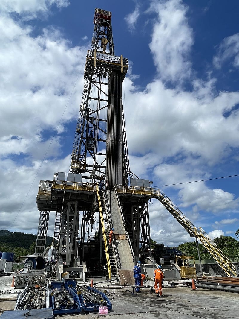 中研院與中油在宜蘭員山，開鑽全台首座「深層地熱探測井」，經深鑽、實測井底溫度近攝氏 150 度，證實地底下存在上湧熱源。   圖：擷取自中研院官網