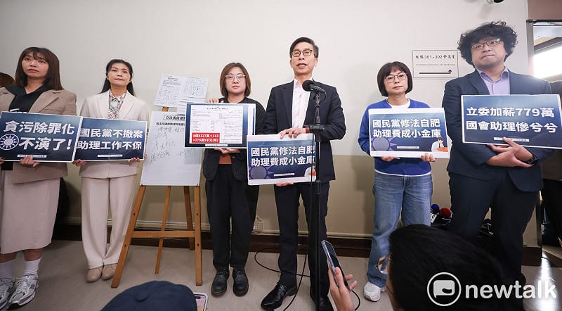 民進黨立院黨團幹事長鍾佳濱等多位民進黨立委在立院司法及法制委員會外，連署聲援國會助理捍衛應有的勞動權益，並反對國民黨立委陳玉珍等提案修法，反助理費除罪化。   圖：張良一/攝