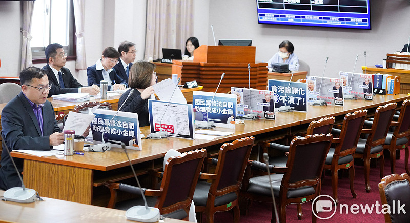 立法院司法及法制委員會今審查「助理費除罪化」修正案，多位民進黨立委將反助理費除罪化手舉牌放在會議桌上。而提案修法的國民黨立委陳玉珍並未現身。   圖：張良一/攝
