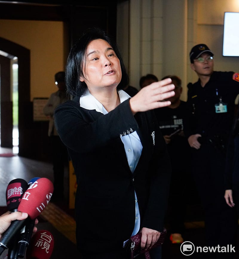 針對國民黨立委陳玉珍提案修修法「助理費除罪化」，立委院國會助理在立院大門口拉開白布條並高舉手舉牌呼喊口號，要求陳玉珍撤案。圖為陳玉珍到場和助理溝通。   圖：張良一/攝