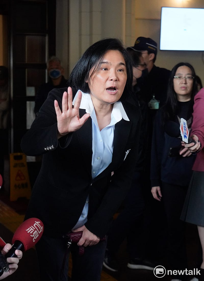 針對國民黨立委陳玉珍提案修修法「助理費除罪化」，立院國會助理在立院大門口拉開白布條並高舉手舉牌呼喊口號，要求陳玉珍撤案。圖為陳玉珍到場和助理溝通。   圖：張良一/攝