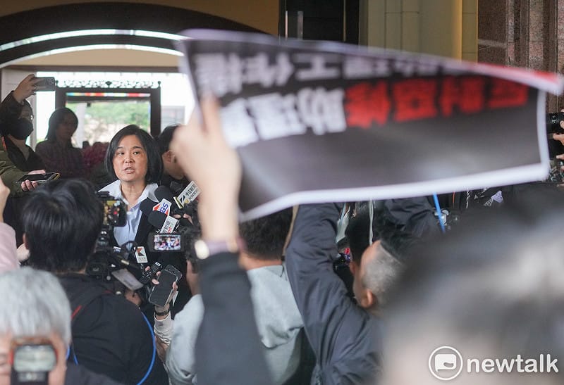  針對國民黨立委陳玉珍提案修修法「助理費除罪化」，立委院國會助理在立院大門口拉開白布條並高舉手舉牌呼喊口號，要求陳玉珍撤案。圖為陳玉珍到場和助理溝通。 圖：張良一/攝 