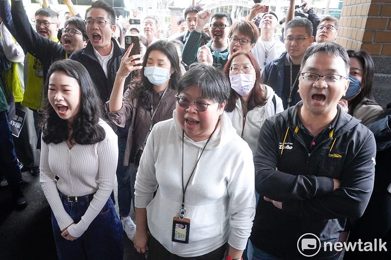 針對國民黨立委陳玉珍提案修修法「助理費除罪化」，立委院國會助理在立院大門口拉開白布條並高舉手舉牌呼喊口號，要求陳玉珍撤案。圖為民眾黨立委張啟楷前往現場致意時，並助理轟：「愛收割！」。   圖：張良一/攝