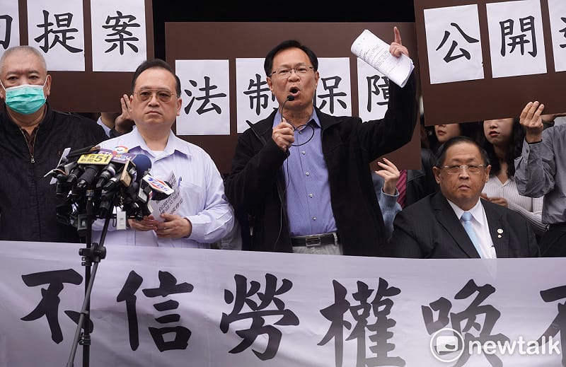  針對國民黨立委陳玉珍提案修修法「助理費除罪化」，立委院國會助理在立院大門口拉開白布條並高舉手舉牌呼喊口號，要求陳玉珍撤案。圖為民眾黨立委張啟楷前往現場致意。 圖：張良一/攝 