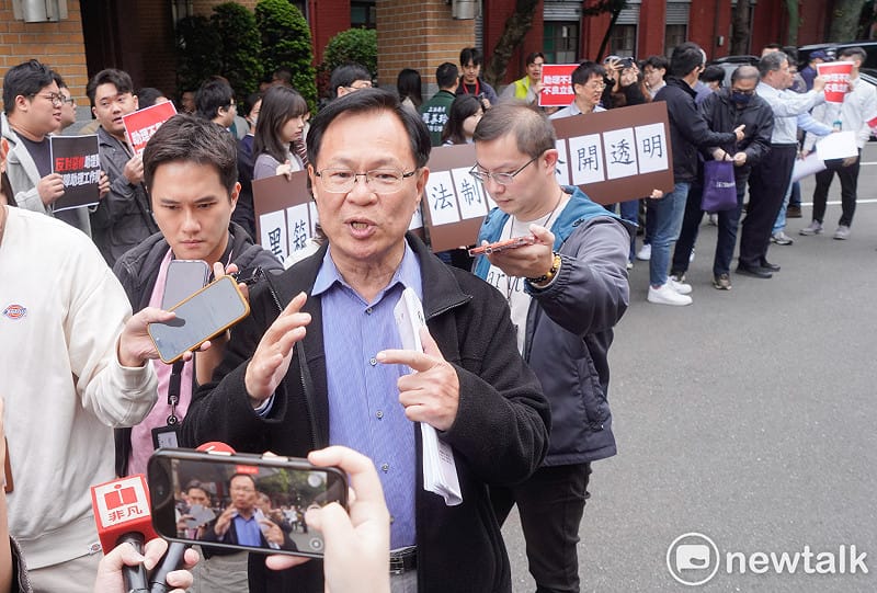 針對國民黨立委陳玉珍提案修修法「助理費除罪化」，立委院國會助理在立院大門口拉開白布條並高舉手舉牌呼喊口號，要求陳玉珍撤案。圖為民眾黨立委張啟楷前往現場致意。   圖：張良一/攝