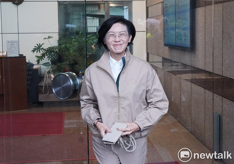 身兼民進黨主席的總統賴清德今午邀請黨籍立委，就藍白立委聯手通過有違憲疑慮的法案，商討反制之道。圖為民進黨立委林岱樺會後步出民進黨中央黨部。&nbsp;&nbsp;&nbsp;圖：張良一/攝