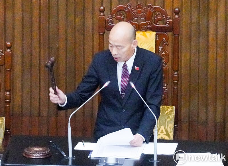 立法院長韓國瑜在院會敲槌三讀通過年改法案：「公務人員退休撫卹法第37、38、67條條文修正草案。   圖：張良一/攝