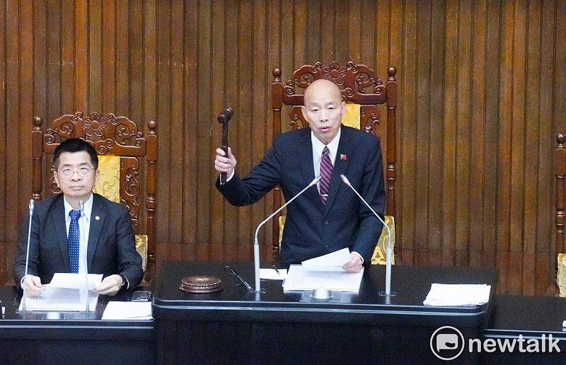 立法院長韓國瑜在院會敲槌三讀通過年改法案修正草案。   圖：張良一/攝