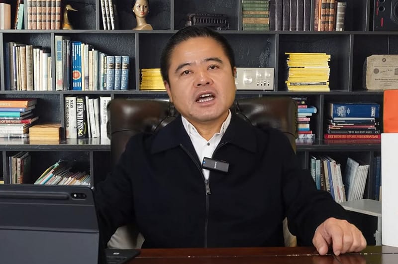 前中國黑龍江省雞西市副市長李傳良在潛逃美國多年後,仍未能擺脫北京的監控網絡。 圖:翻攝自 YouTube @李傳良 前中國黑龍江省雞西市副市長李傳良在潛逃美國多年後,仍未能擺脫北京的監控網絡。 圖:翻攝自 YouTube @李傳良