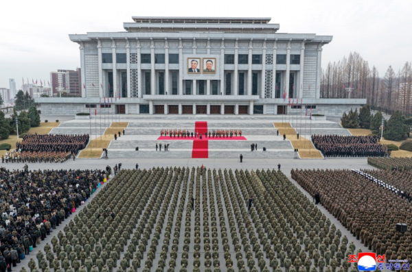  金正恩加強對內宣傳北韓協助出兵烏克蘭，金正恩出席迎接返朝士兵活動。 圖：翻攝自朝中社 