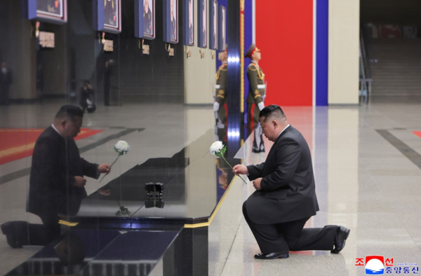  金正恩單膝下跪，爲 9 名在烏俄戰場上陣亡的戰士哀悼。 圖：翻攝自朝中社 