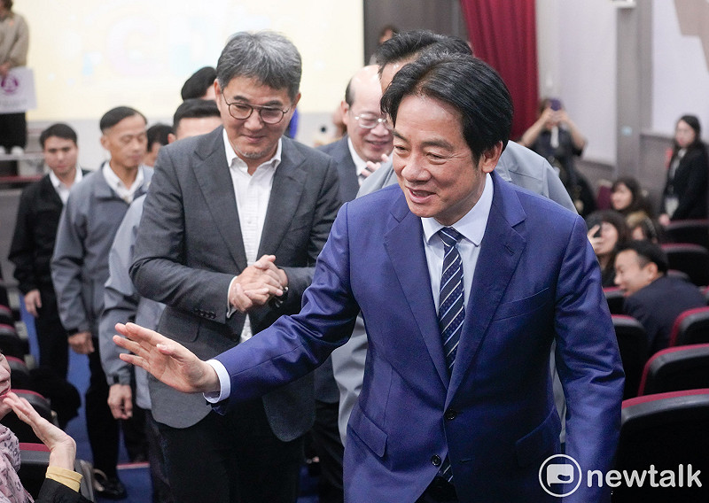  總統賴清德出席下午「癌症新藥基金週年感恩大會」後，向與會人士揮手致意。 圖：張良一/攝 