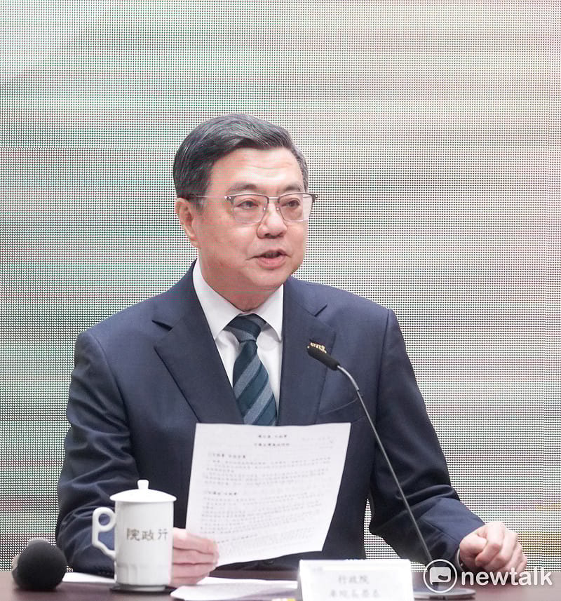 行政院長卓榮泰在副院長在鄭麗、秘書長張惇涵等人的陪同下舉行「捍衛憲政秩序 行政院記者會」，宣不對立法院通過的財劃法修正案將不予副署。&nbsp;&nbsp;&nbsp;圖：張良一/攝