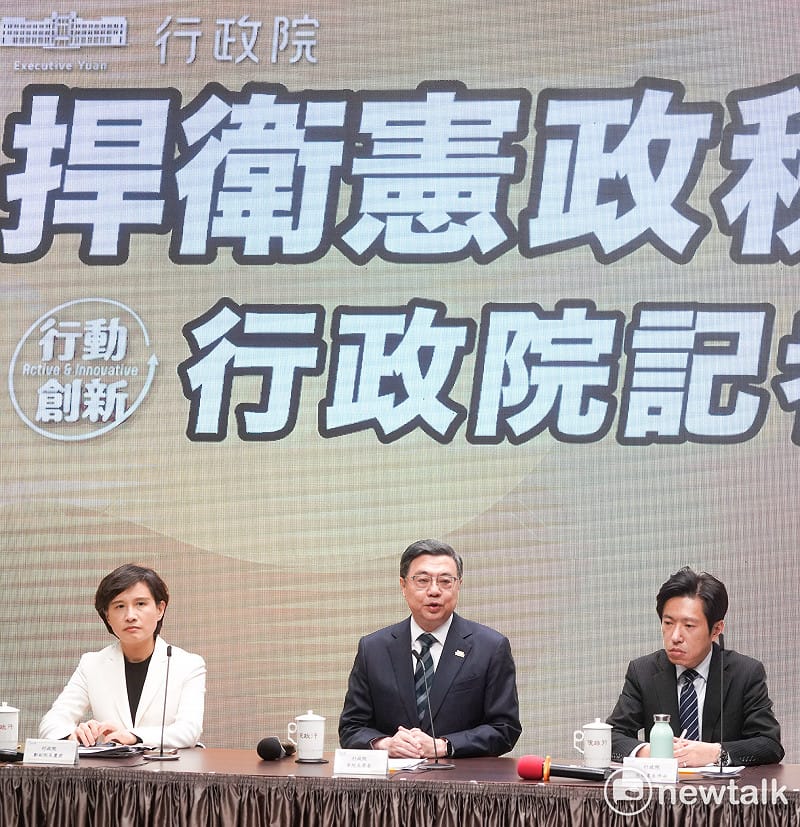 行政院長卓榮泰在副院長鄭麗君、秘書長張惇涵等人的陪同下舉行 「捍衛憲政秩序 行政院記者會」,宣不對立法院通過的財劃法修正案將不予副署。 圖:張良一/攝 行政院長卓榮泰在副院長鄭麗君、秘書長張惇涵等人的陪同下舉行 「捍衛憲政秩序 行政院記者會」,宣不對立法院通過的財劃法修正案將不予副署。 圖:張良一/攝