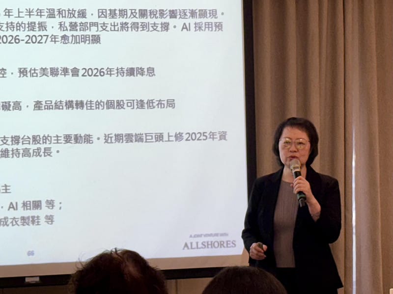 野村投信國內股票投資部主管姚郁如表示，當前台股估值雖偏高，但在企業獲利上修、資金面偏多、政策面寬鬆下，台股動能仍具延續性。投資人可聚焦 AI 主線與傳產利基，迎接明後年的長多格局。&nbsp;&nbsp;&nbsp;圖：黃偉柏／攝影