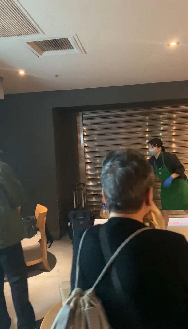  星巴克門市外同樣煙霧瀰漫，該店店員立即察覺情況異常，當機立斷拉下鐵捲門。 圖：翻攝自 Threads 帳號 @jmmiu_tw 