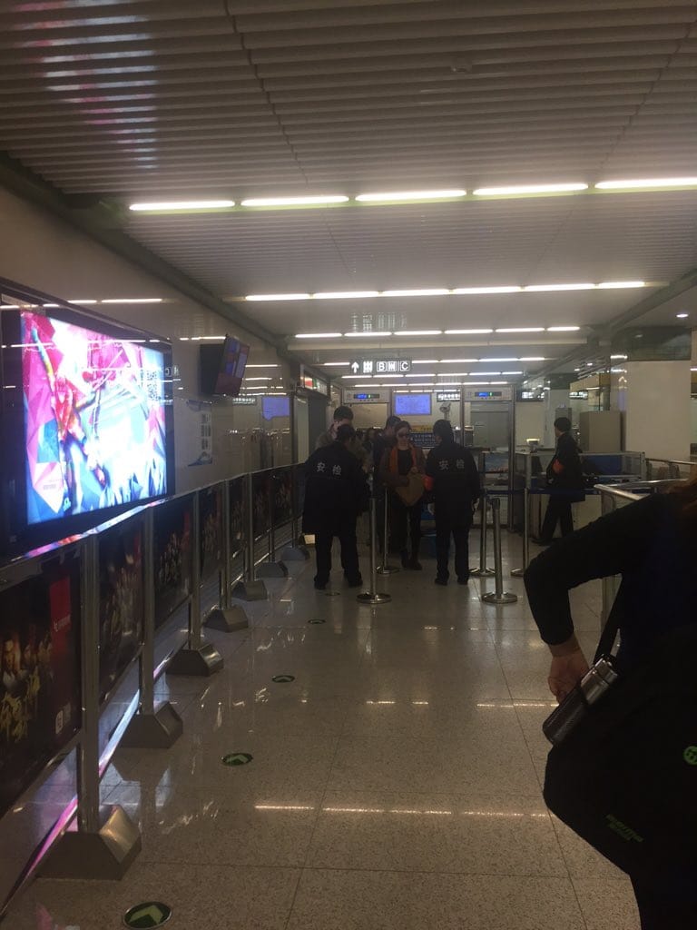  北京地鐵入站需要嚴格安檢，網友討論北捷是否也需要相關措施。 圖：翻攝自@rukilove 