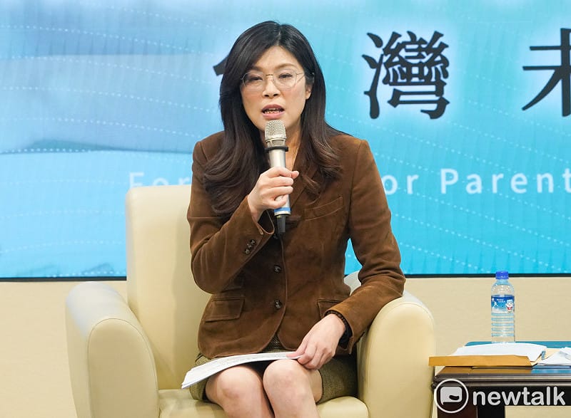  國民黨主席鄭麗文、台灣民眾黨主席黃國昌召開 「搶救少子國安危機 TFA 助台灣一臂之力！」記者會。 圖：張良一/攝 