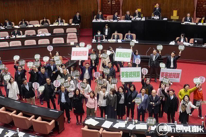 民進黨立院黨團今（26）日在立法院院會提案變更議程，並舉牌要求儘速審理中央政府總預算案，但被藍白封殺。&nbsp;&nbsp;&nbsp;圖：張良一/攝