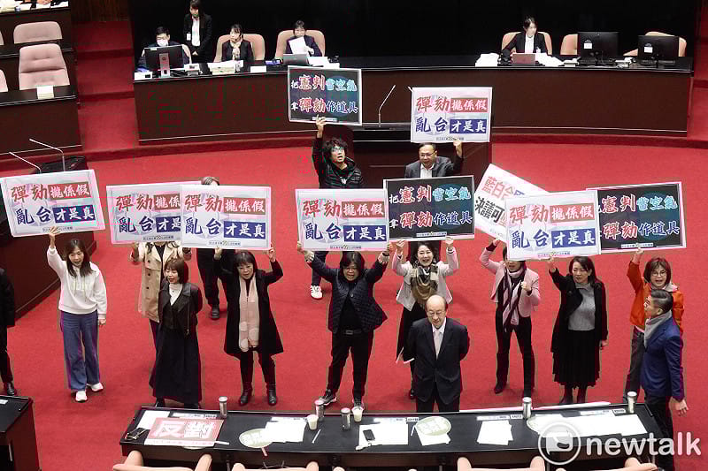 立法院會今天表決通過國民黨團、民眾黨團對賴清德總統提出的彈劾案，正式啟用彈劾程序，民進黨立委舉牌砲轟藍白彈劾攏是假，亂台才是真。&nbsp;&nbsp;&nbsp;圖：張良一/攝