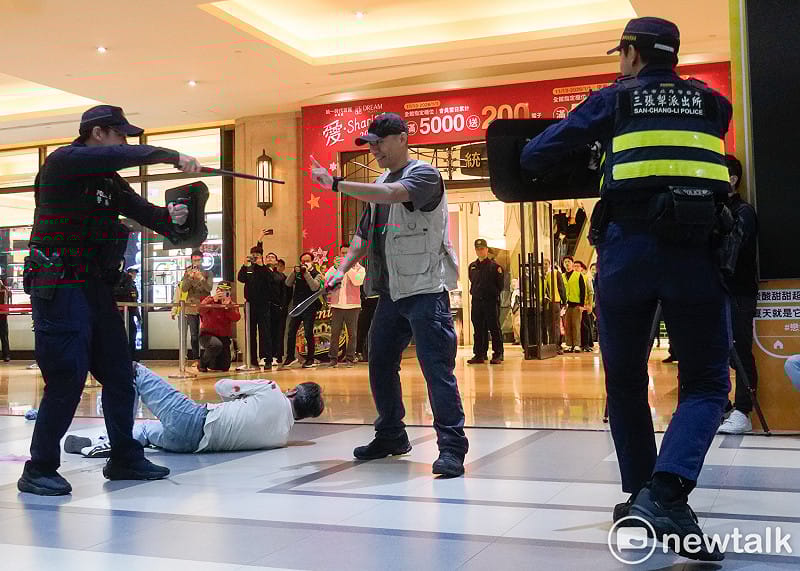 北市府今在捷運市政府站、市府轉運站及鄰近場域進行危安演練。圖為警方與嫌犯對峙中。 圖：張良一／攝 