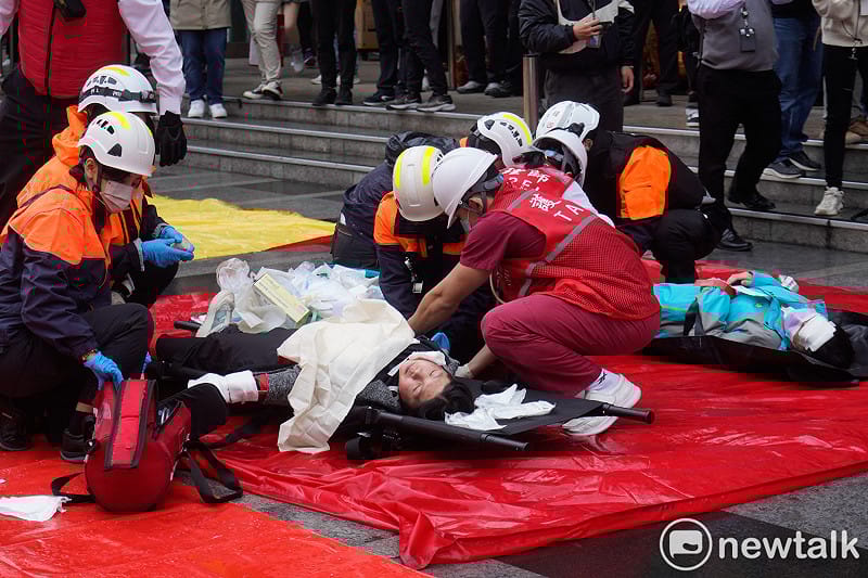 台北市政府（26）天在捷運市政府站、市府轉運站及鄰近場域進行危安演練。圖為醫護人員進行大量傷患急救演練。&nbsp;&nbsp;&nbsp;圖：張良一/攝