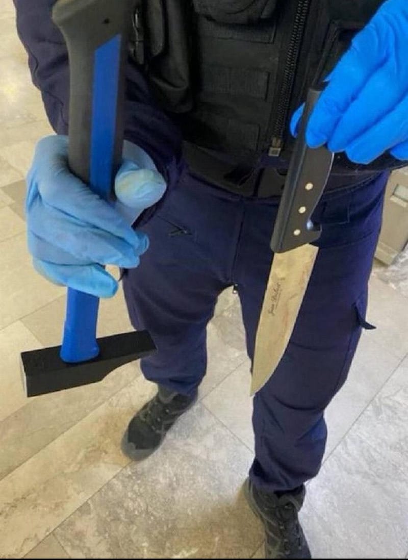  嫌犯所使用的凶器。 圖：翻攝自 X 帳號 @NEXTA 