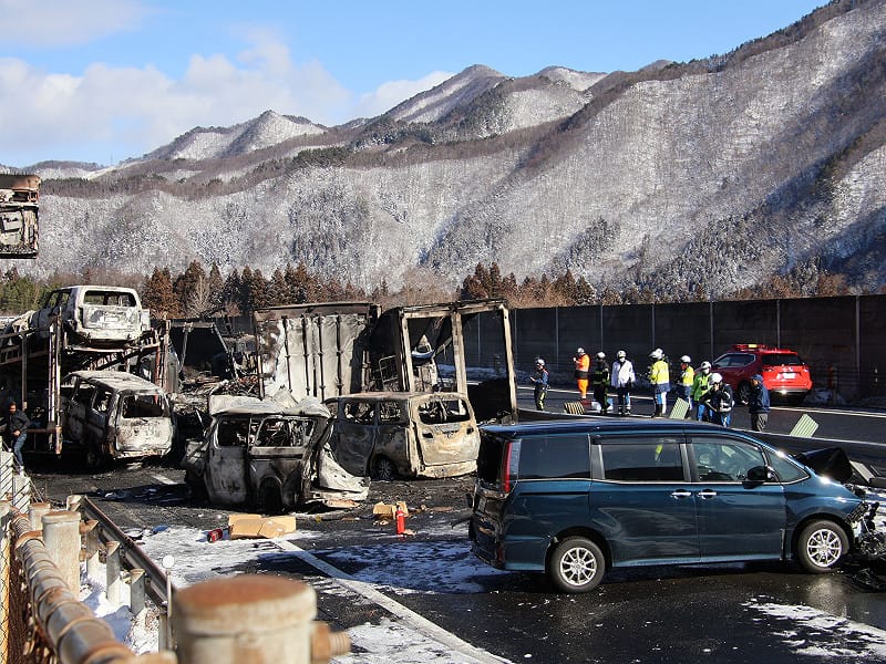  大型卡車與 4 噸貨車相撞，隨後一輛卡車橫停阻斷車道，後方大型卡車追撞。 圖：達志影像／美聯社 