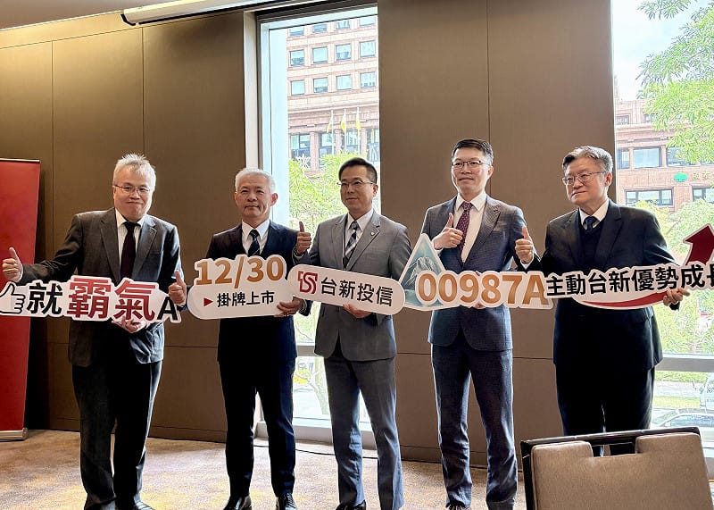 台新投信宣布旗下首檔主動式ETF——「主動台新優勢成長」（00987A）明（30）日將掛牌上市。圖左至右分別為台新投信國內股票投資部副總沈建宏、台新投信行銷業務資深副總經理陳文雄、台新投信總經理葉柱均、台新投信投資長趙志中、及台新臺灣優勢成長主動式ETF基金經理人魏永祥。&nbsp;&nbsp;&nbsp;圖：黃偉柏／攝影