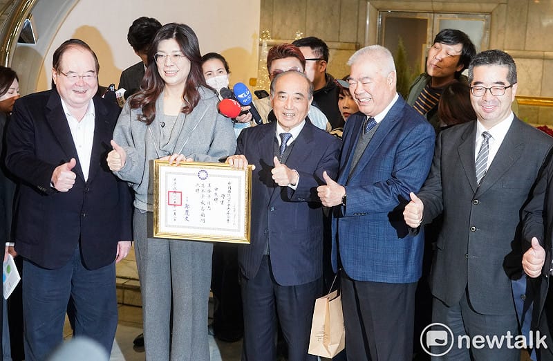 國民黨主席鄭麗文上午在副主席李乾龍等多位副主席陪同下，前往前立法院長王金平辦公室致送最高顧問聘書。&nbsp;&nbsp;&nbsp;圖：張良一/攝