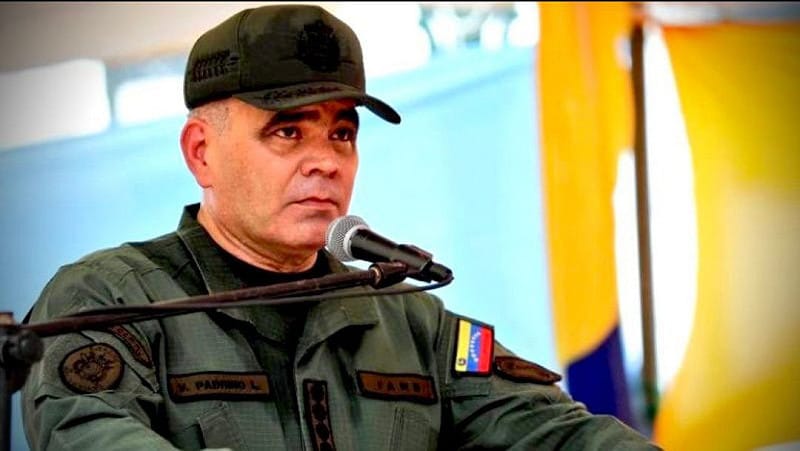  委內瑞拉最高軍事指揮官弗拉迪米爾．帕德里諾．洛佩斯（Vladimir Padrino López）自稱已成為「事實上的統治者」，並表示將「戰至最後一人，保衛加拉加斯」。 圖：翻攝自@defense_civil25 