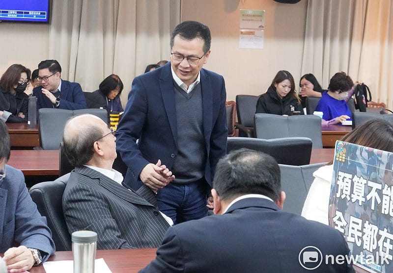 國民黨立院黨團書記長羅智強在立院程序委員會召開前，向民進黨立院黨團總召柯建銘致意。藍白立委今再度擋下中央政府總預算案及1.25國防特別預算條例。&nbsp;&nbsp;&nbsp;圖：張良一/攝